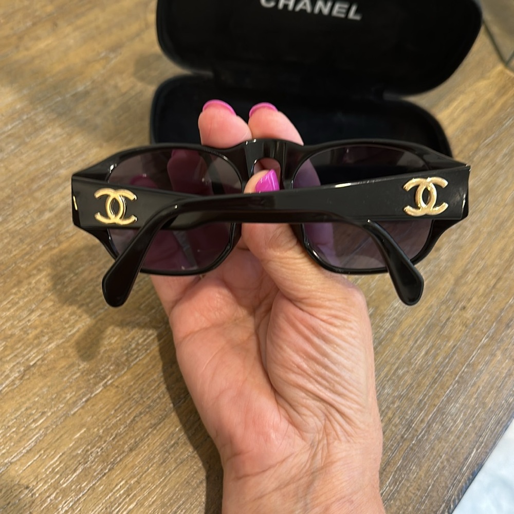 Chanel sunglasses/ does NOT come with case - Picture 2 of 7